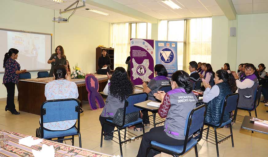 Promotoras de derechos humanos realizan su evaluación final con instancias públicas de cochabamba